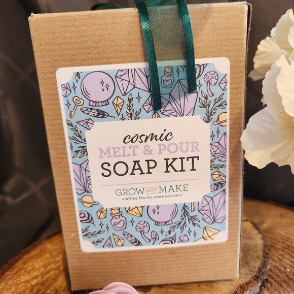 Cosmic melt and pour soap crafting‎ kit NIB - Picture 2 of 5